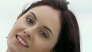 हॉटी पूल के पास नंगी स्ट्रिप करती है सिड्यूस करने के लिए टीजिंग मूव्स से, देखो उसकी स्किनी बॉडी चमकती हुई