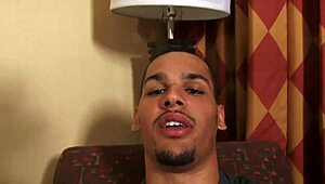 Uh, Missy, poročena milf, jo jebejo v hotelski sobi na webcamu, veš!