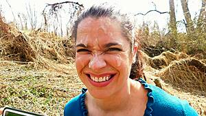 Balade Cum Publique ! Salope pulpeuse prend une bouchée dans une balade faciale honteuse