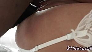 يا حلوة، كيف شعورك وهذا الزب الأسود الكبير ينيكك بقوة؟