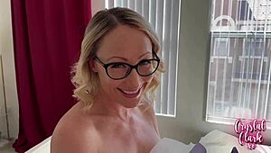 Ajut mama prietenului să treacă peste divorț, ce bună e!