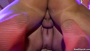 شباب متوترين يغوصوا في كس الجدة بأول رباعية