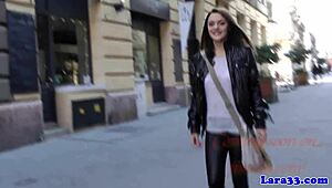 Milf en medias se lanza a lamer coño lesbiana glamorosa con clase