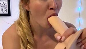 哟，看Stella Cardo骑那个大假阳具并像专业人士一样吸它！