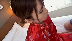 Wow! Kinesisk pars varme hjemmelagde sex med bil-blowjob og hotell-støt!