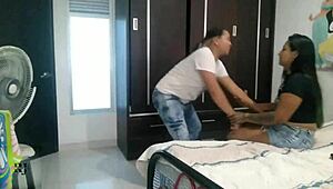 Saya jumpa adik tiri saya di parti dan kongkek dia