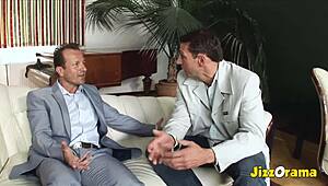 Blondýnka služka dostane tvrdý anál a dvojitou penetraci