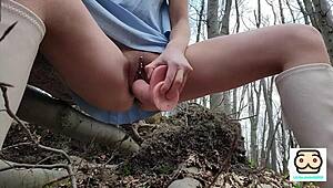 Fiatal 18+ indiai diák játékokat kíván erdős vad szólóban