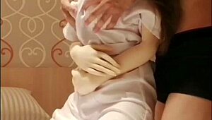 Güzel büyük göğüslü aşk bebeği hemşire kostümüyle misyoner boşalması yaşıyor