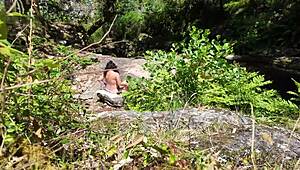 해변에서 몰카로 낯선 남자가 놀란 여자를 덮치는 장면 봐!