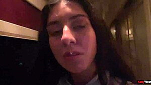 列车长给特别乘客提供全套肛交服务和射精漫步