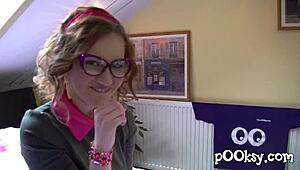 Gabriella böjer sig över för deepthroat blowjob i strumpbyxor