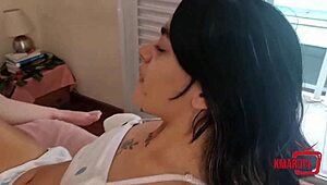 Massageando e Lambendo os Pés da Colega de Quarto Até Ela Gozar Forte