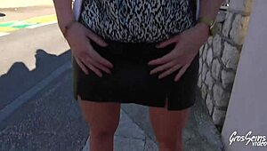 金发和黑发熟女点燃爆炸性FFM三人行