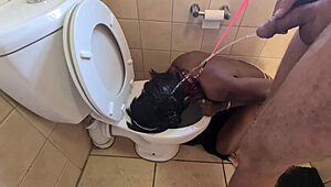 Hitto, tämä intialainen huora saa pissattua ihmis-wc:ksi sitten imee kyrvän huuhtelun jälkeen! 😳