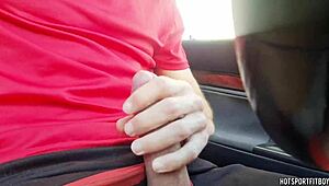 पब्लिक कार पार्किंग में बड़ा लंड वाला लड़का मस्तरबेट करते हुए लगभग पकड़ा गया