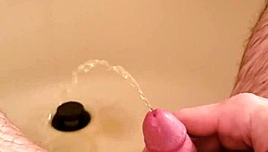 金雨场景，老头光头小弟弟的刺激玩法