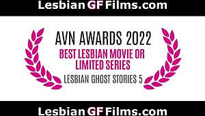 עורכת דין קטנה יושבת על הפנים של הלקוחה הלסבית בהלבשה תחתונה