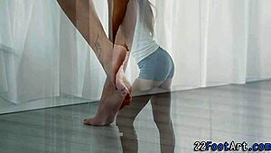 בחורה פטישית מקבלת ליקוק ואוהבת כל רגע