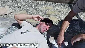 Torej, ta gejevski narednik daje ekipi intenzivno analno vadbo