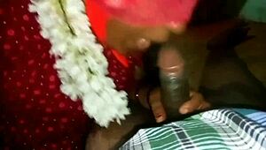 Aunty desi India dalam nighty dapat tindakan licin budak kampung pada malam