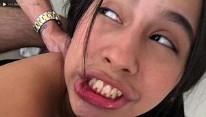 Vecina cachonda desea una follada dura con su culo gordo.