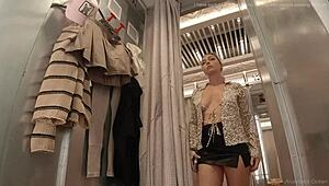 Wow! Voyeur erwischt Mädchen, wie sie in der Öffentlichkeit im Einkaufszentrum einen Analplug einführt! Was ein Fetisch!