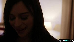 Padrastro folla a Aria Valencia en roleplay coqueto de hora de dormir