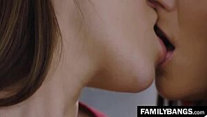 أوف، أنا مدمنة على تعليم بنت زوجي شايلا جينينغز... مندي مينك هنا!