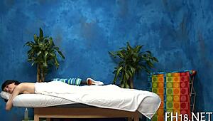 Sala de massagem oferece um escape relaxante com toques suaves