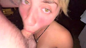 嘿，看这场疯狂的公共POV口交，带湿漉漉的呕吐动作