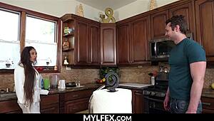 忍不住在厨房干继母卡莉李 Mylfex上