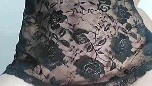 Denne søte jenta rir hardt og får dryppende creampie i hennes trange klitt.