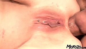 Mofozo pokazuje rožnatog tipa koji buši svoju polsestru duboko u usko dupe