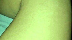 ماذا لو لعبنا لعبة الاستمناء مع زوجة أبك ونجعلها ترذ في وضع الكلب!