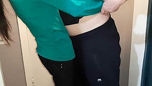 Платих на куриер момичето със задушевен лесбийски секс и мръсни приказки.