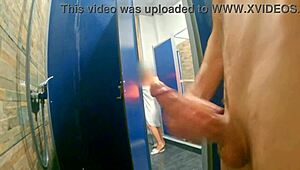 Hostel smíšený pokoj sprcha blikání a divoká masturbace