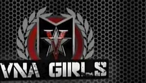 الجميلة الثديية ماكسين إكس تستخدم لعبة عملاقة في كسها الآسيوي