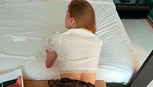 Доведена сестра се преструва на девствена, подмами ме с огромно дилдо на мащехата