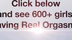 Yanks prsatá Eva Moore masturbuje s piercingovanými bradavkami k orgasmu