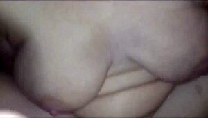 Hej, patrz jak ta gruba nastolatka 18+ zostaje wyruchana prosto przed chłopakiem!