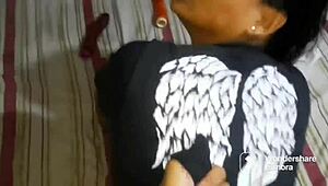 Pequeña latina colegiala ruega que le llenen el culito de leche.