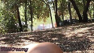 Nahá v parku na houpací síti, on mi ohmatává ptáka až vytryskám s lidmi kolem - misscreamy