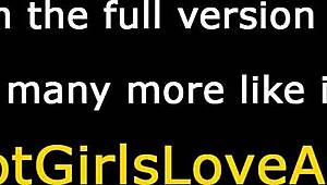 Duas lésbicas fofas experimentam brinquedos pela 1ª vez dedando bucetas molhadas e lambendo cuzinhos apertados com tesão.