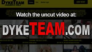 Я в восторге от этой лесби, скачущей на дилдо, офигеть!