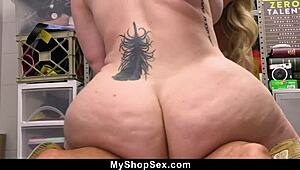 Чёрт! Охранник заставил молодую воровку сосать два члена!