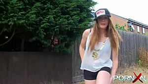 Vau, povekas milf Samantha Bentley vilauttaa luonnollisia tissejään julkisella paikalla! 😍