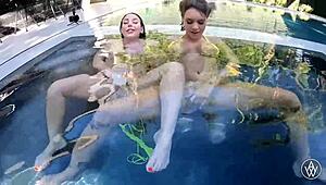 Анджела Уайт и её грудастые лесбиянки в бикини у бассейна, хочешь нырнуть?