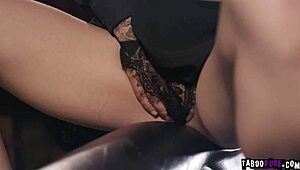 Vau! Dominantti Derrick Pierce ja seksikäs teini 18+ Avi Love sukeltavat kovaan BDSM-seksiin kellarissa. Katso hardcore-alistuminen!