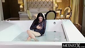 อยากดูสาวบรูเน็ตต์น่ารักตัวเล็ก 18+ ถอดเสื้อเปลือยในแจ็กคูซซี่ไหม? เธอเปียกชุ่ม!